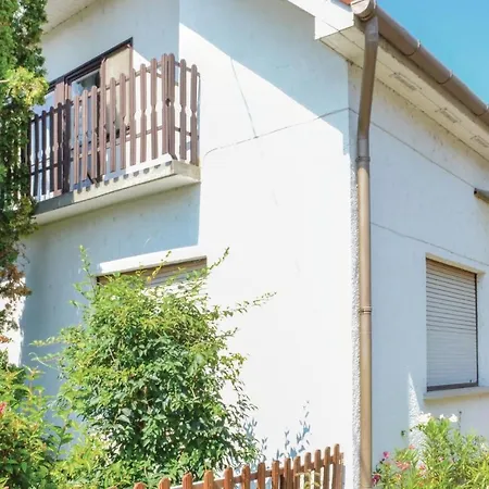 Three-bedroom In Zamardi